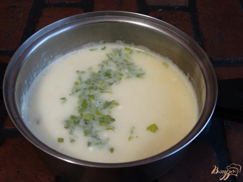 Фото приготовление рецепта: Сырный суп с консервированной кукурузой шаг №6
