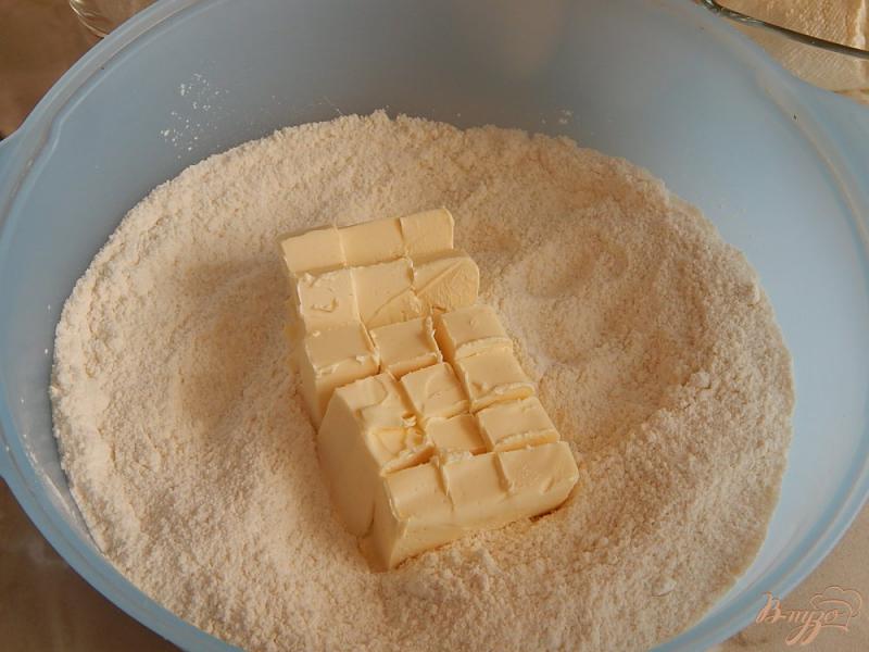 Фото приготовление рецепта: Насыпной пирог с творогом и персиками шаг №2