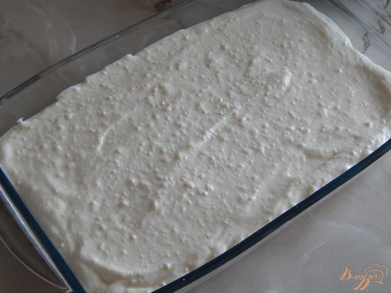 Фото приготовление рецепта: Насыпной пирог с творогом и персиками шаг №7