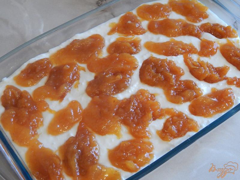 Фото приготовление рецепта: Насыпной пирог с творогом и персиками шаг №8