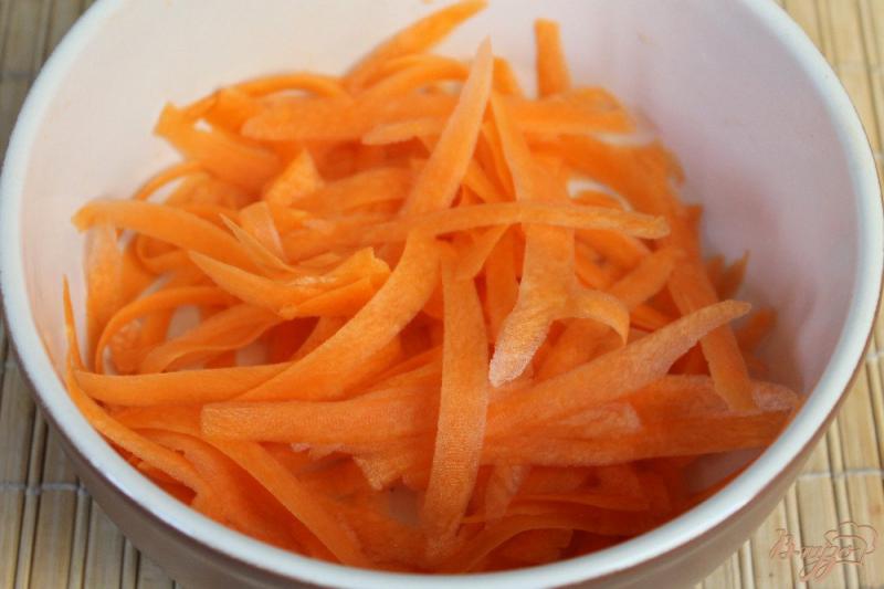 Фото приготовление рецепта: Салат из моркови, дайкона и маринованного лука шаг №2