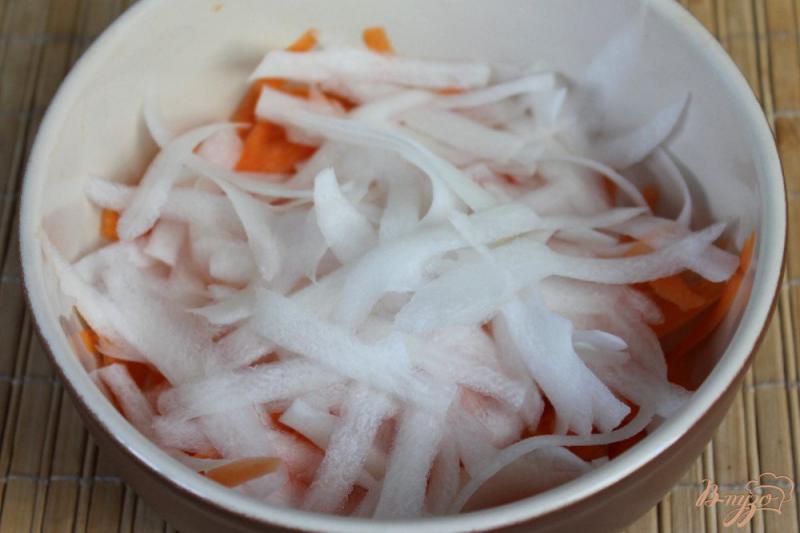Фото приготовление рецепта: Салат из моркови, дайкона и маринованного лука шаг №3