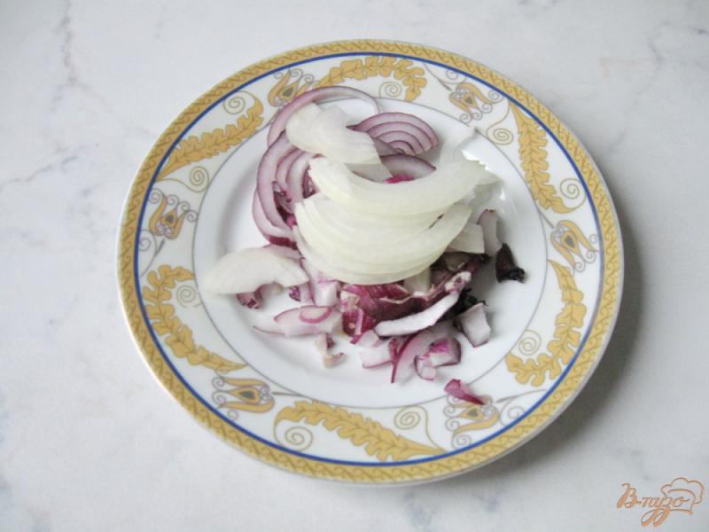 Фото приготовление рецепта: Зимний салат с грибами, омлетом и огурцами шаг №4