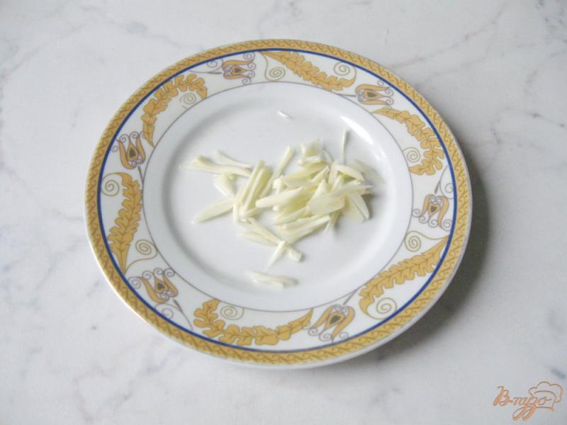 Фото приготовление рецепта: Зимний салат с грибами, омлетом и огурцами шаг №9