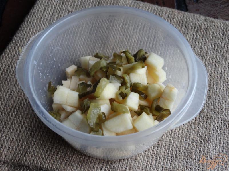 Фото приготовление рецепта: Салат с рисом и яблоками шаг №4