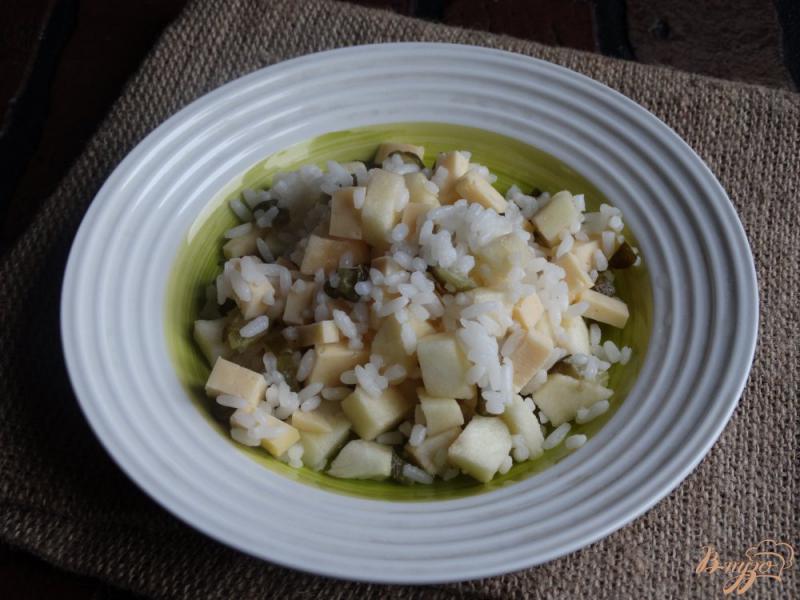 Фото приготовление рецепта: Салат с рисом и яблоками шаг №5