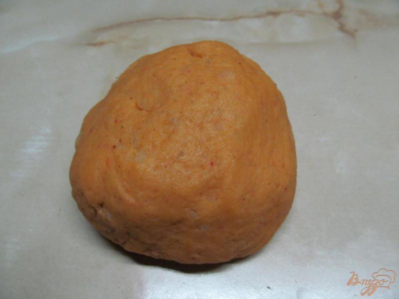 Фото приготовление рецепта: Оранжевые картофельные лепешки на сковороде шаг №4
