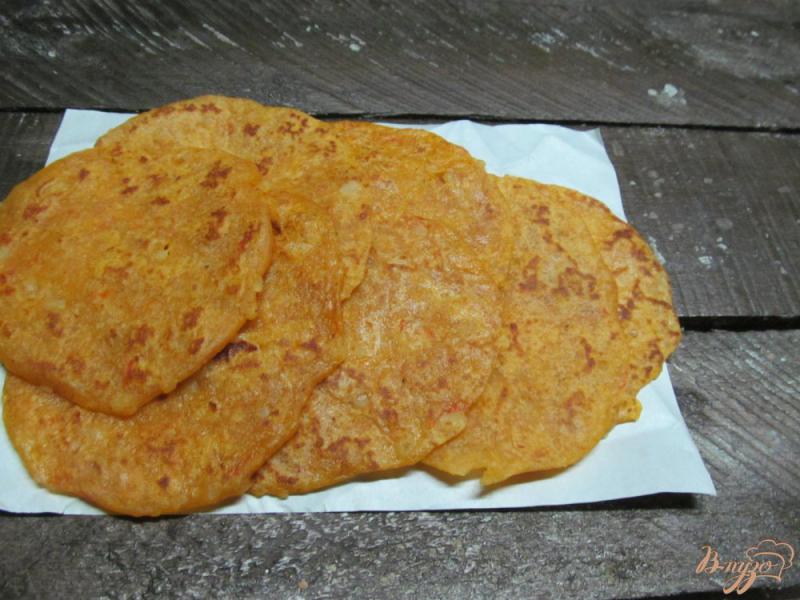 Фото приготовление рецепта: Оранжевые картофельные лепешки на сковороде шаг №8