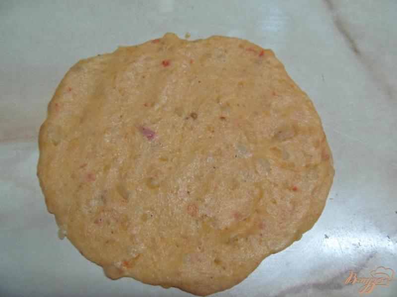 Фото приготовление рецепта: Оранжевые картофельные лепешки на сковороде шаг №6