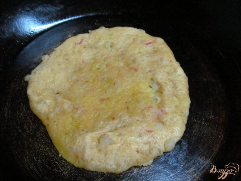 Фото приготовление рецепта: Оранжевые картофельные лепешки на сковороде шаг №7