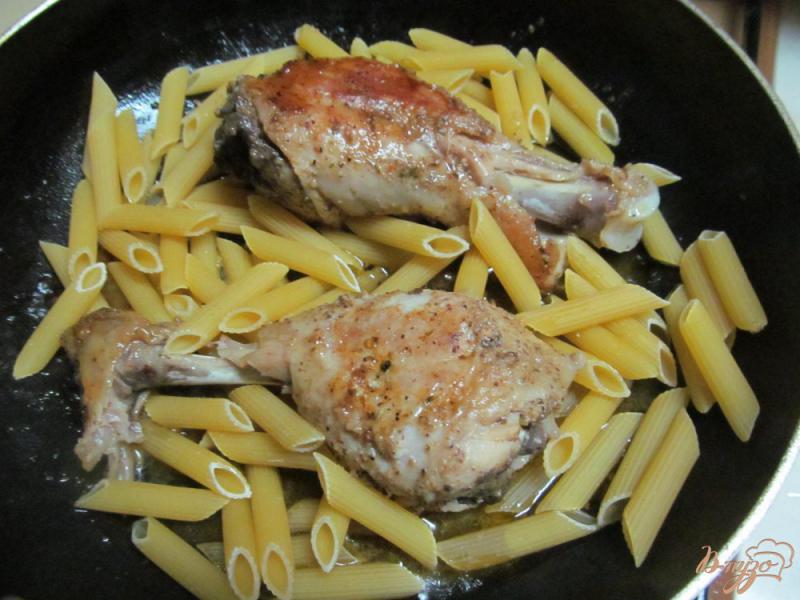 Фото приготовление рецепта: Курица в специях с макаронами шаг №4