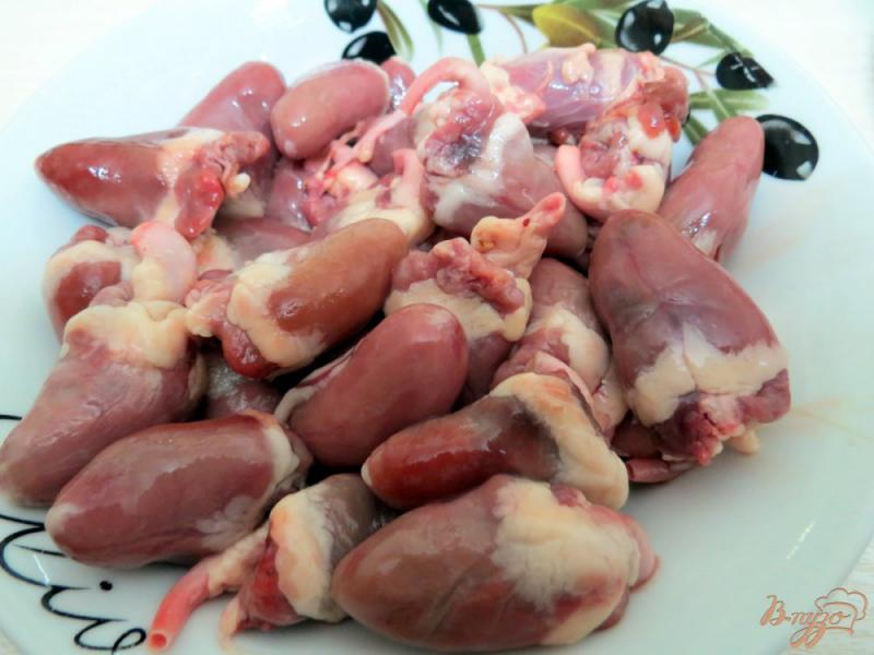 Фото приготовление рецепта: Куриные сердечки с грибами в сливках шаг №1