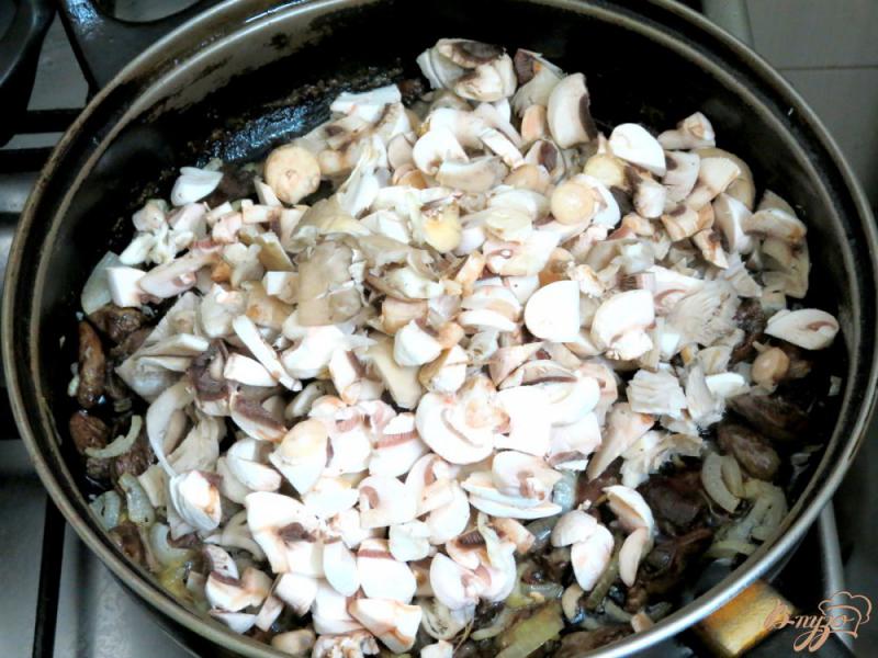 Фото приготовление рецепта: Куриные сердечки с грибами в сливках шаг №11