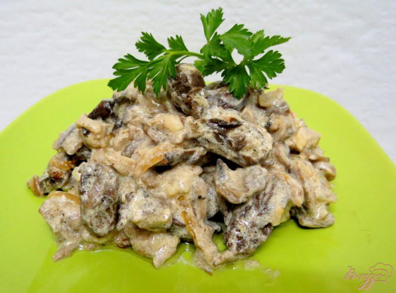 Фото приготовление рецепта: Куриные сердечки с грибами в сливках шаг №13