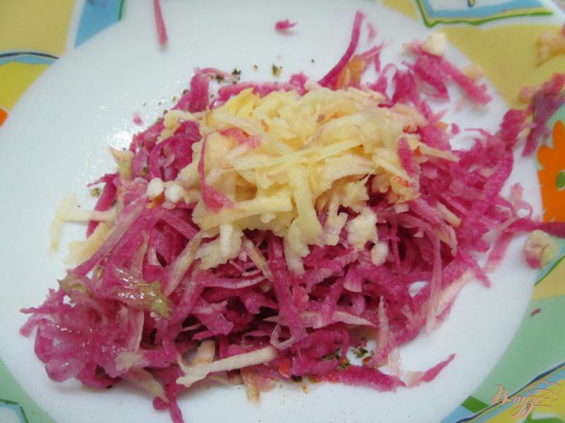 Фото приготовление рецепта: Салат из редки с яблоком шаг №4