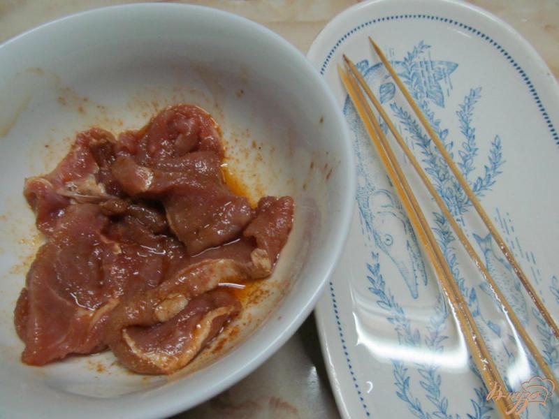 Фото приготовление рецепта: Свинина гриль на шпажках с соусом шаг №3