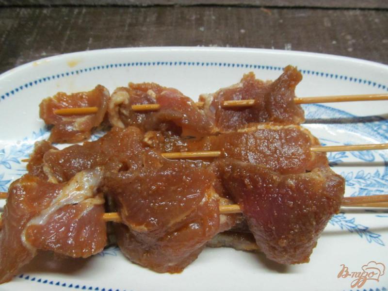 Фото приготовление рецепта: Свинина гриль на шпажках с соусом шаг №4