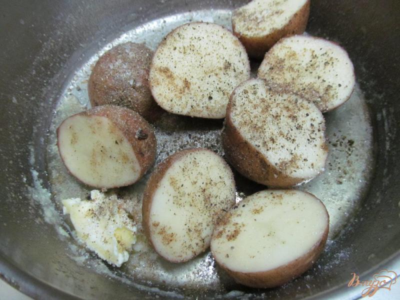 Фото приготовление рецепта: Запеченный картофель под тмином шаг №2