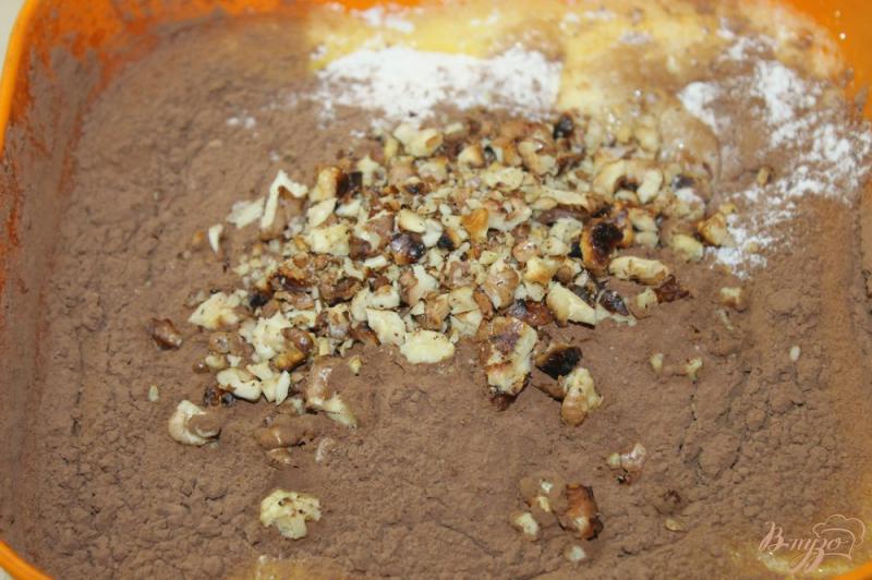 Фото приготовление рецепта: Шоколадный торт с грецкими орехами, сгущенным молоком и шоколадным соусом шаг №5