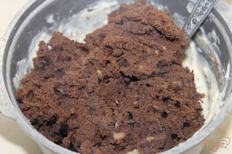 Фото приготовление рецепта: Шоколадный торт с грецкими орехами, сгущенным молоком и шоколадным соусом шаг №14