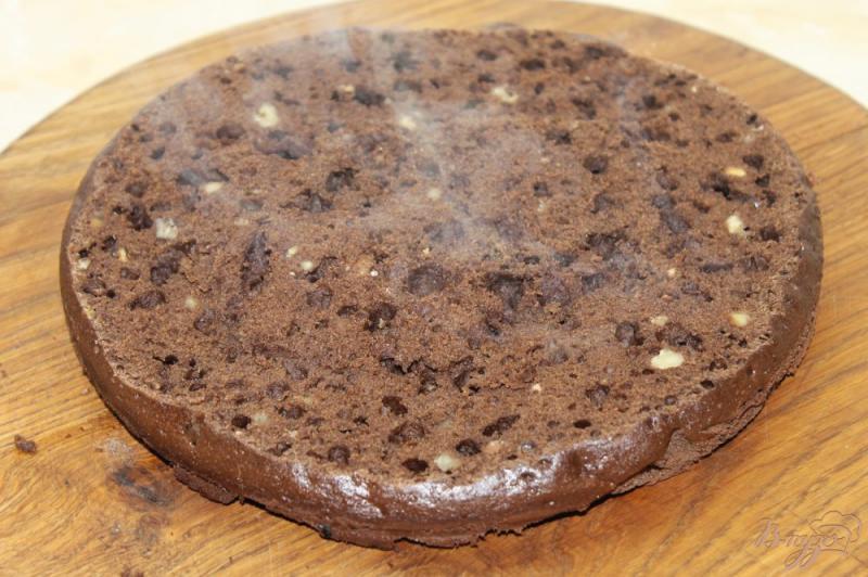 Фото приготовление рецепта: Шоколадный торт с грецкими орехами, сгущенным молоком и шоколадным соусом шаг №13