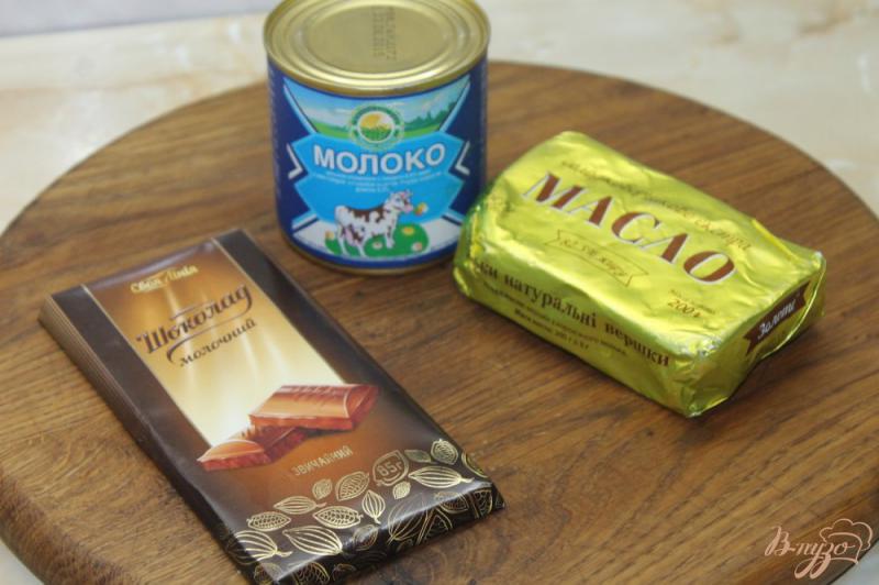 Фото приготовление рецепта: Шоколадный торт с грецкими орехами, сгущенным молоком и шоколадным соусом шаг №8