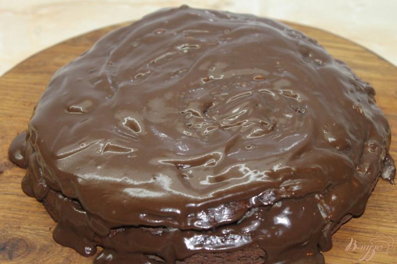 Фото приготовление рецепта: Шоколадный торт с грецкими орехами, сгущенным молоком и шоколадным соусом шаг №17