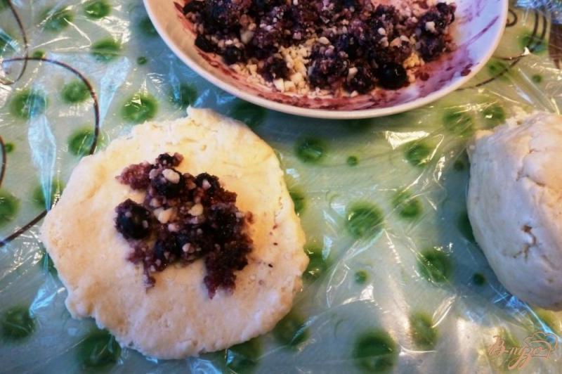 Фото приготовление рецепта: Пирожки из творожного теста с черникой и миндалем шаг №3