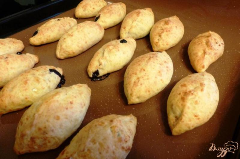 Фото приготовление рецепта: Пирожки из творожного теста с черникой и миндалем шаг №5