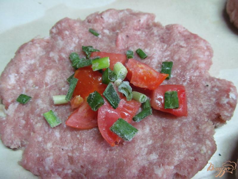 Фото приготовление рецепта: Гамбургер фаршированный салатом капрезе шаг №3