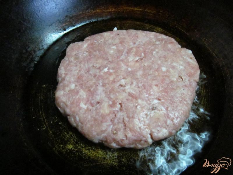 Фото приготовление рецепта: Гамбургер фаршированный салатом капрезе шаг №8