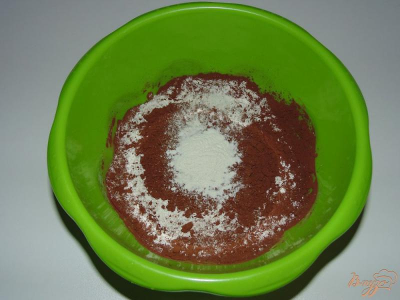 Фото приготовление рецепта: Шоколадный пирог на молоке и подсолнечном масле шаг №2