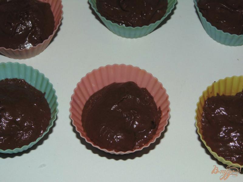 Фото приготовление рецепта: Шоколадные порционные кексы шаг №6