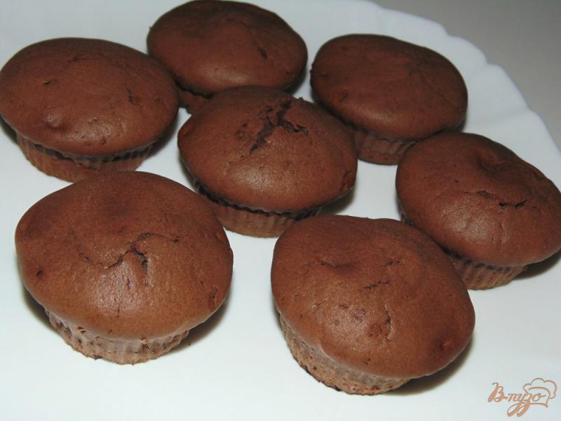 Фото приготовление рецепта: Шоколадные порционные кексы шаг №7