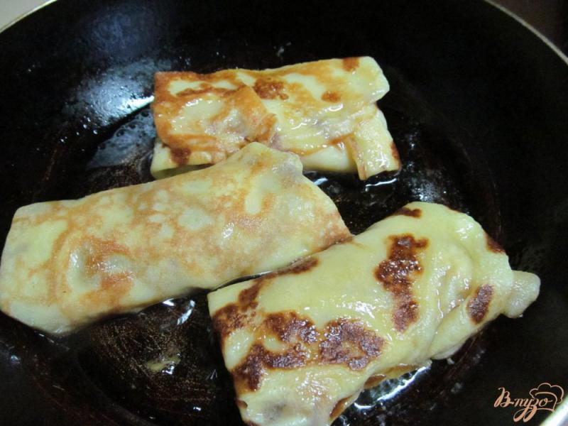 Фото приготовление рецепта: Блинчики с соленым сыром и вареньем шаг №3