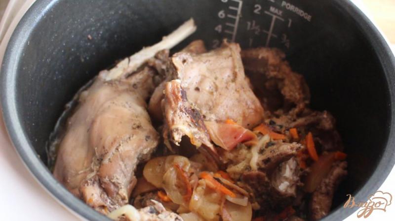 Фото приготовление рецепта: Кролик в мультиварке в сметанном соусе шаг №6