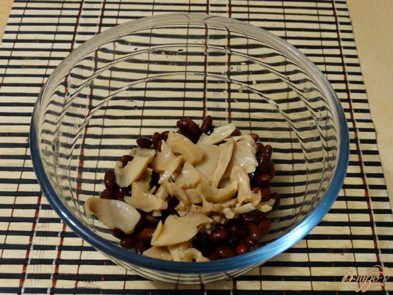 Фото приготовление рецепта: Перец фаршированный фасолью, грибами и моцареллой шаг №2