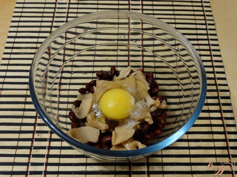 Фото приготовление рецепта: Перец фаршированный фасолью, грибами и моцареллой шаг №3
