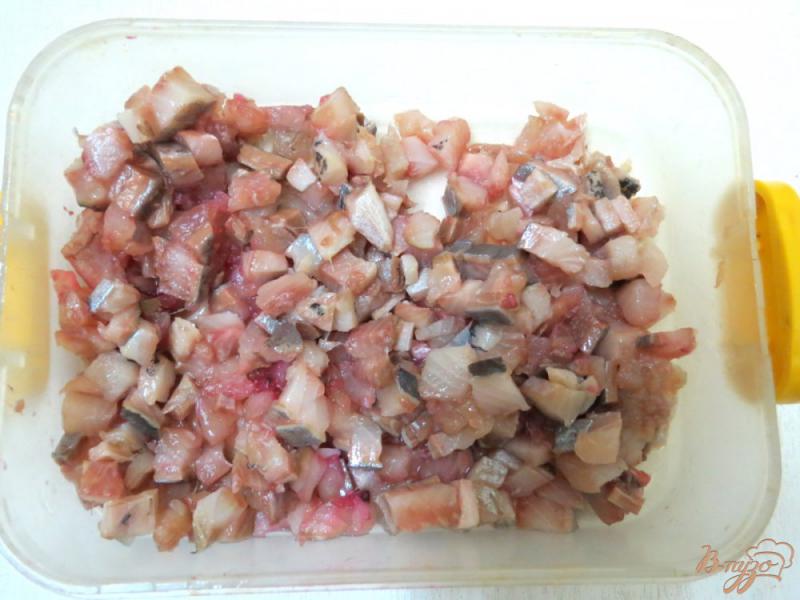 Фото приготовление рецепта: Салат из свеклы и сельди шаг №6