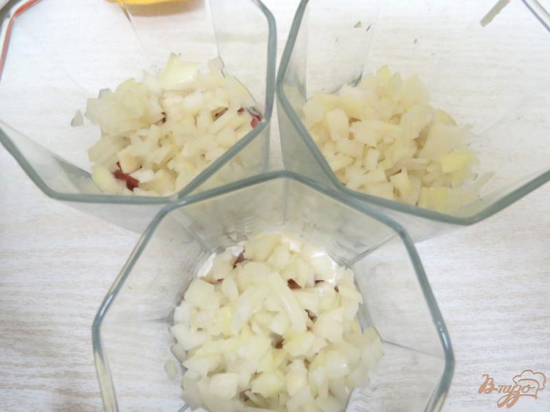 Фото приготовление рецепта: Салат из свеклы и сельди шаг №9