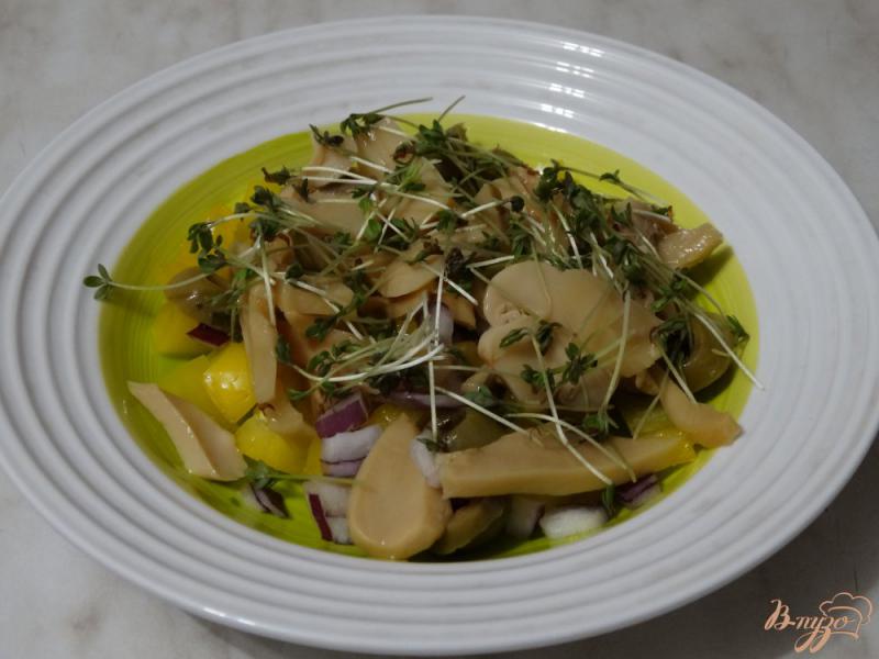 Фото приготовление рецепта: Салат с шампиньонами, перцем и кресс-салатом шаг №5