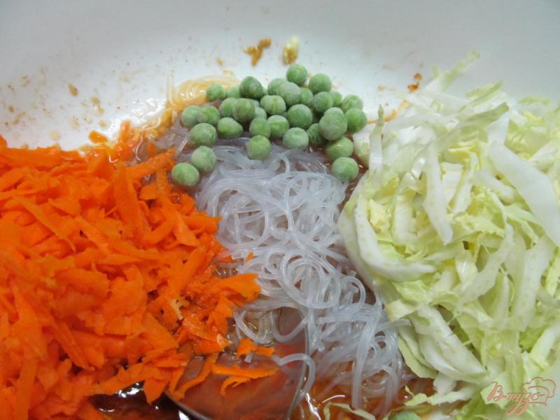 Фото приготовление рецепта: Салат с китайской вермишелью шаг №4