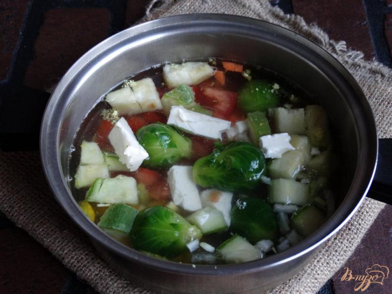 Фото приготовление рецепта: Сырный суп с брюссельской капустой шаг №6