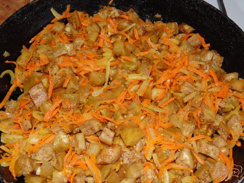 Фото приготовление рецепта: Баклажаны с луком и морковью шаг №5