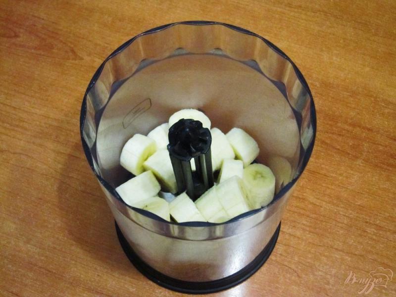 Фото приготовление рецепта: Бананово-клубничный коктейль шаг №2