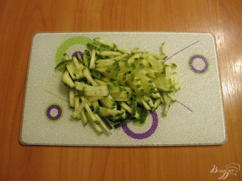 Фото приготовление рецепта: Салат с кальмаром и свежим огурцом шаг №6