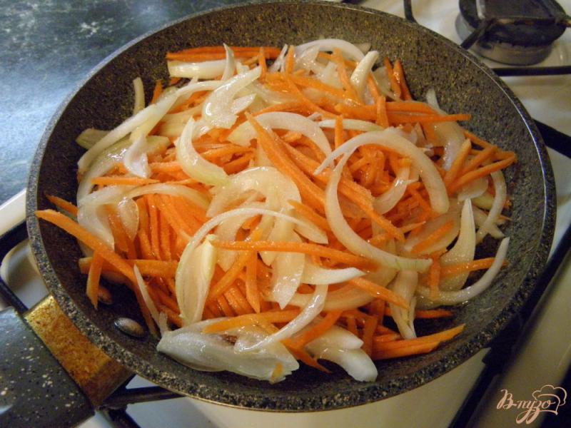 Фото приготовление рецепта: Салат с кальмаром и свежим огурцом шаг №4