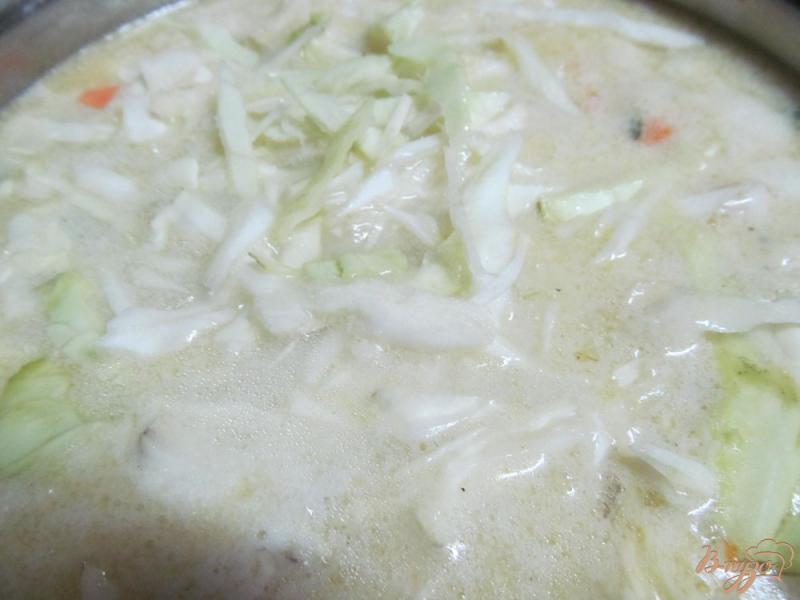 Фото приготовление рецепта: Сливочный суп с капустой и колбасой шаг №3