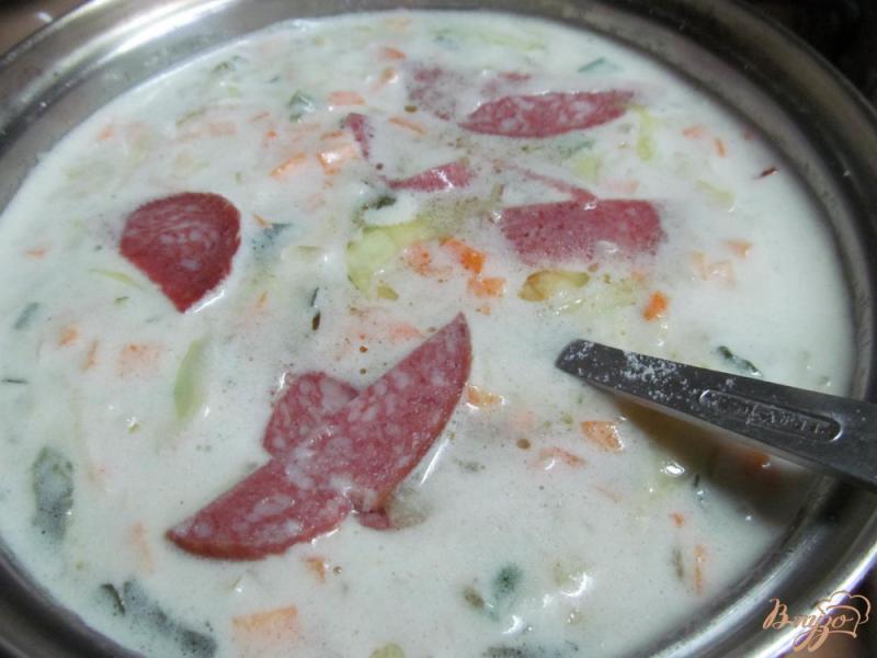 Фото приготовление рецепта: Сливочный суп с капустой и колбасой шаг №4
