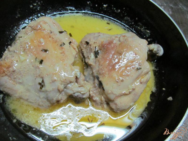 Фото приготовление рецепта: Куриные бедра в сметане со специями шаг №5
